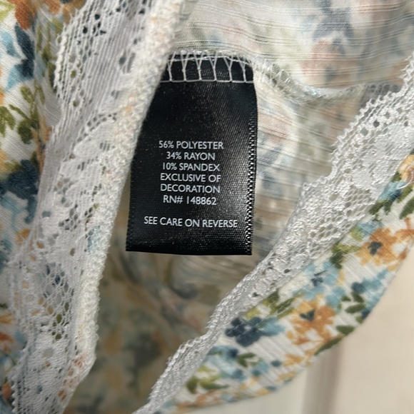 Torrid ditsy floral Fitted Supersoft Rib V-Neck Lace Trim Button Crop Tee 1X - Picture 9 of 9